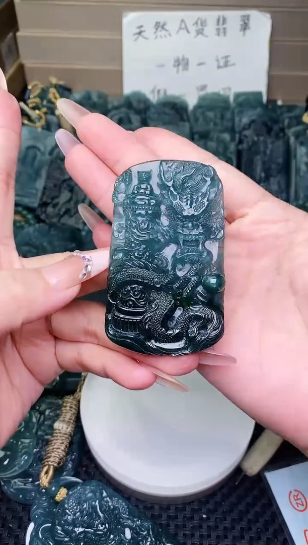 颈饰未镶嵌翡翠