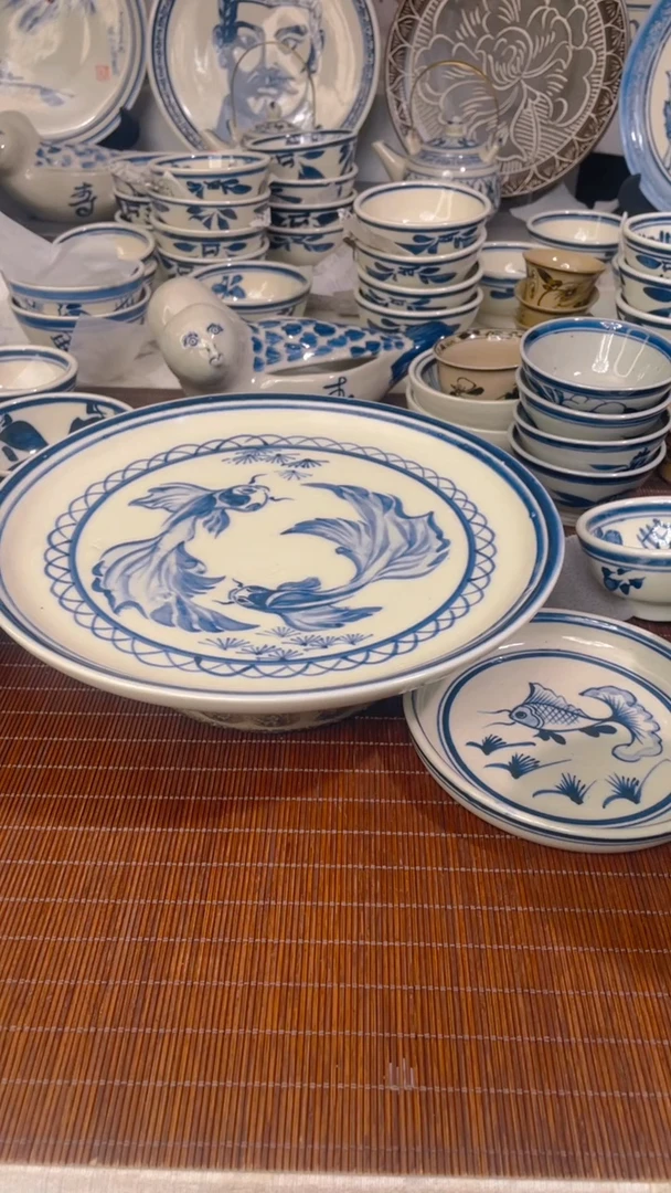 有暇脱釉手绘双鱼盘