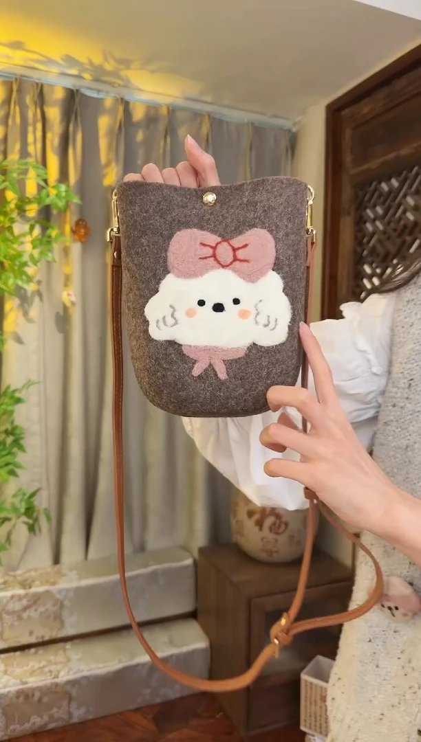 羊毛非遗羊毛毡包 手机包小狗