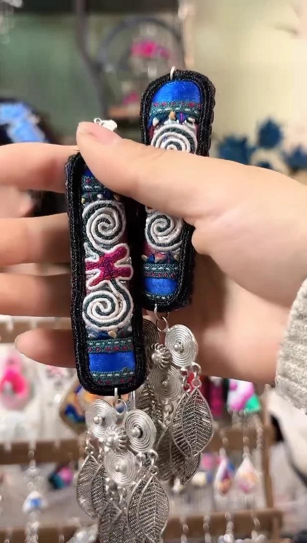 芊*?彩云南阁非遗老绣饰品558