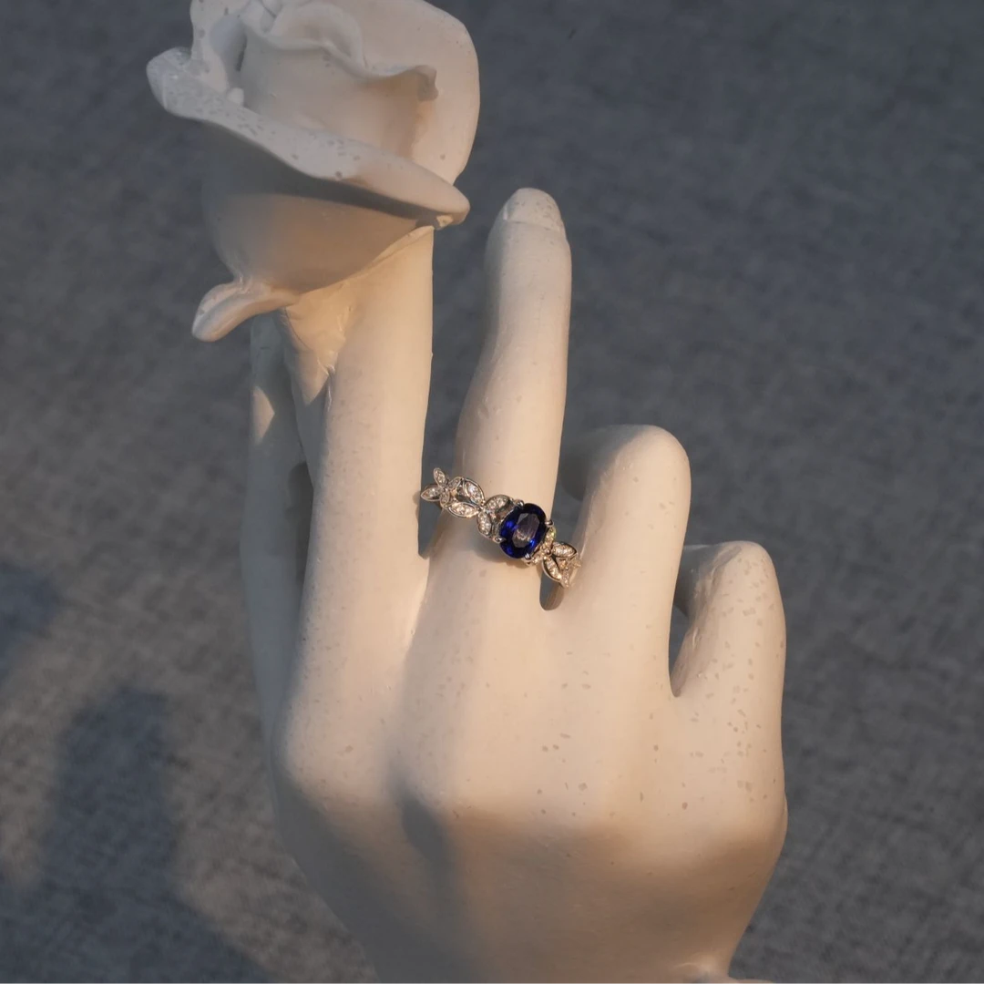 高贵优雅的皇家蓝戒指