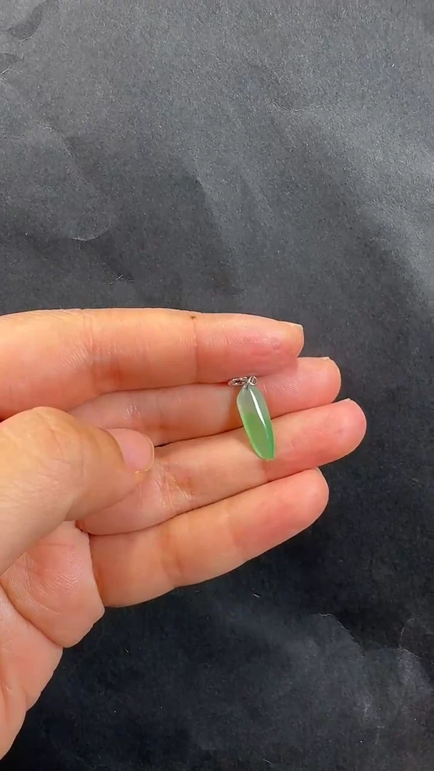 颈饰18K金镶嵌翡翠挂件第六