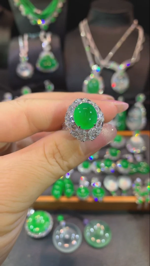 18K金镶嵌戒指翡翠戒指