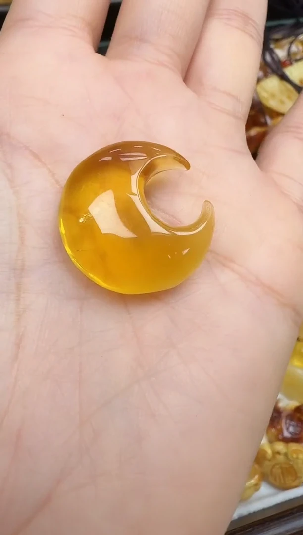 未镶嵌琥珀裸石如图