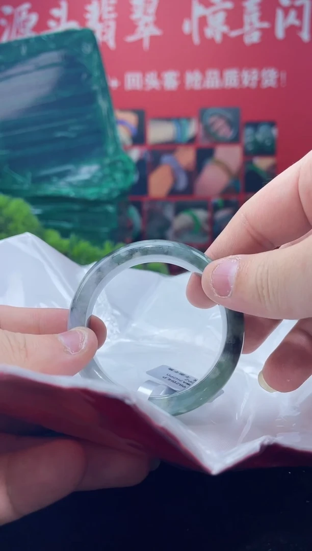 翡翠手镯未镶嵌手镯1