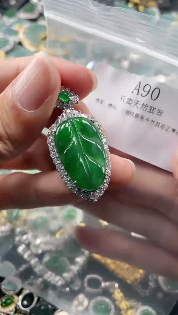 翡翠未镶嵌颈饰一物一拍