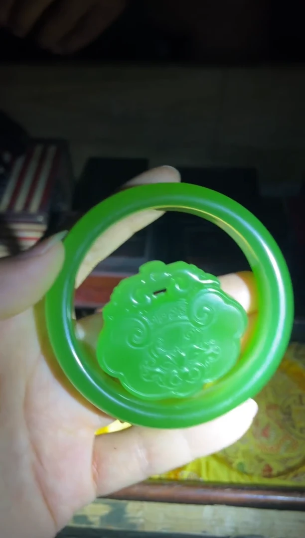 和田玉未镶嵌颈饰苹果绿手镯平安锁1套