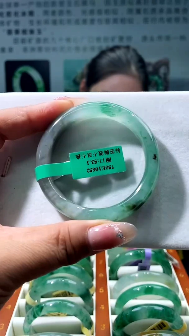 未镶嵌手镯石英质玉（非洲翠）手镯