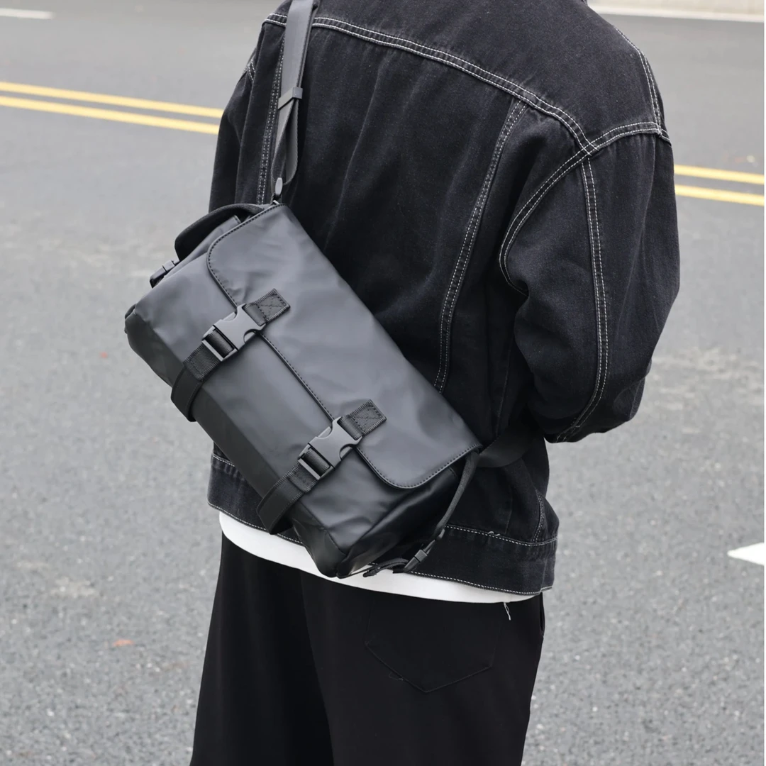 左千户包2025新款爆款复古斜跨包防水大容量邮差包日系相机包男包