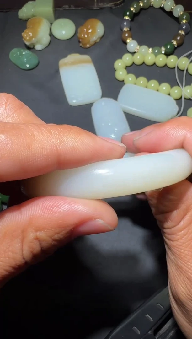 未镶嵌和田玉（糖玉）挂件和田玉