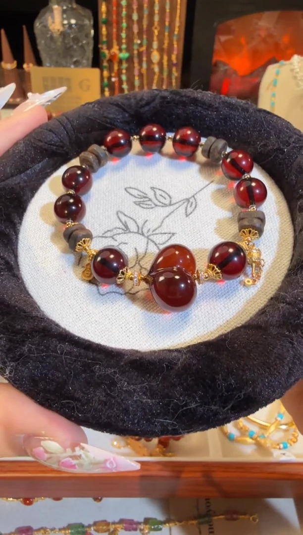 手链琥珀银S925镶嵌大颗粒血珀屁桃爱心