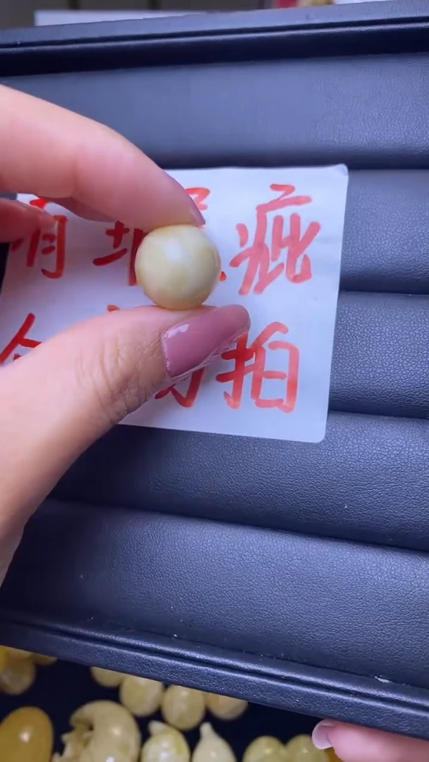 未镶嵌琥珀裸石葵.11