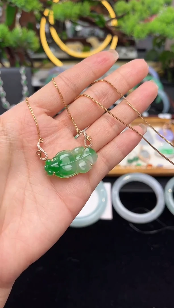 颈饰18K金镶嵌翡翠吊坠