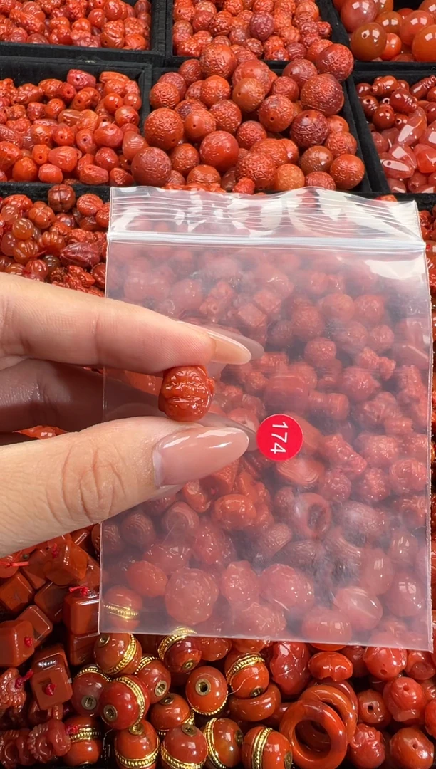 南红玛瑙未镶嵌颈饰1