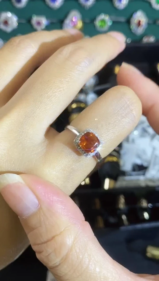 18K金镶嵌戒指石榴石（芬达石）000