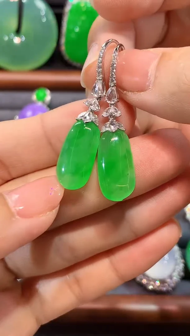 18K金镶嵌翡翠耳饰耳勾