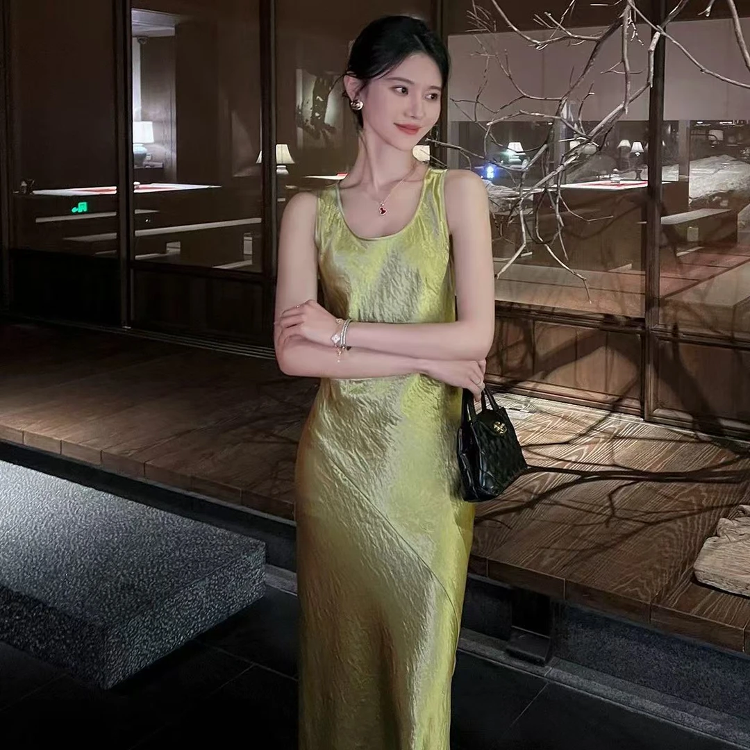 高端缎面连衣裙女2025夏季新款轻奢吊带背心裙气质流行显瘦长裙子