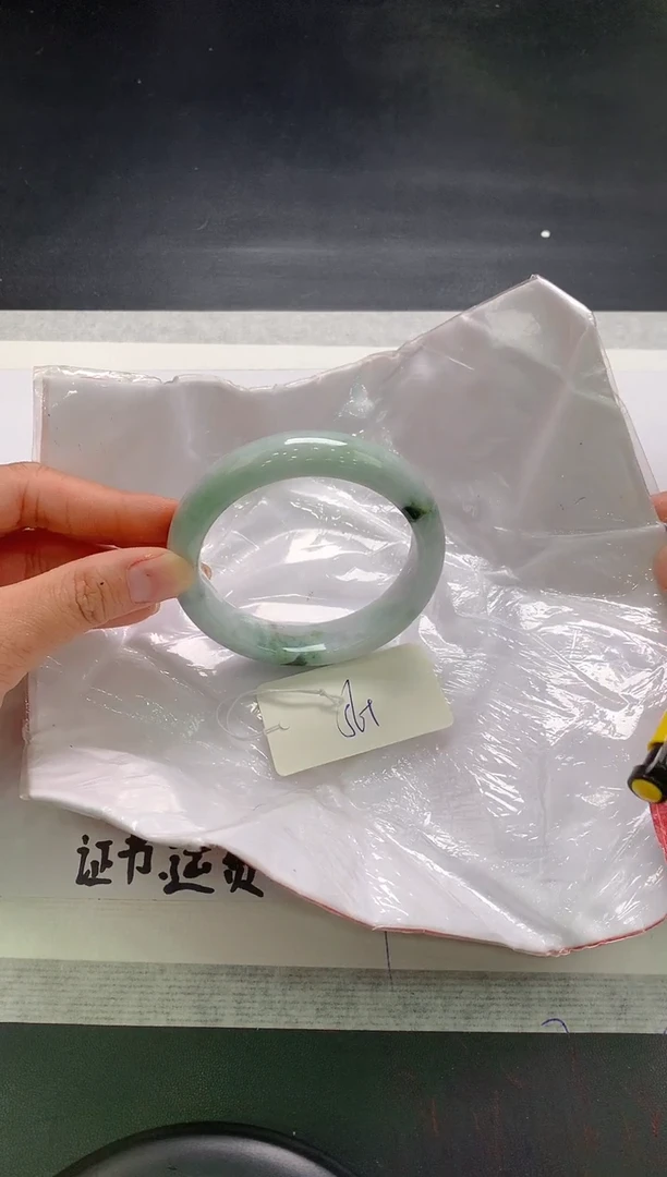 翡翠手镯未镶嵌2
