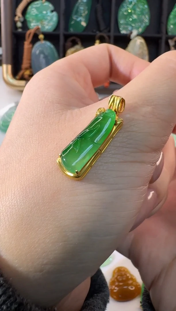 颈饰18K金镶嵌翡翠缅甸A货翡翠