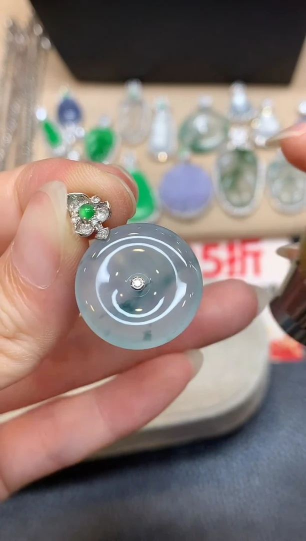 颈饰18K金镶嵌翡翠平安扣【无服务费