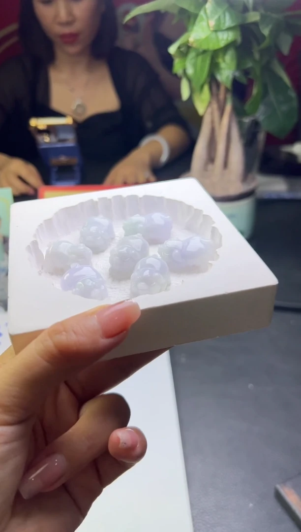 翡翠未镶嵌颈饰肥猪挂件