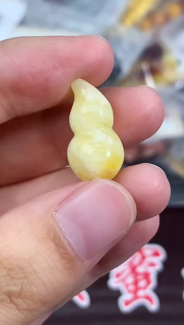 蜜蜡未镶嵌珠宝奇石154