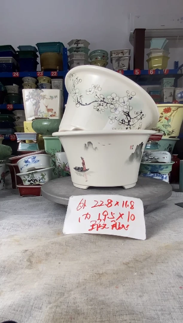 82505两只瑕疵花盆