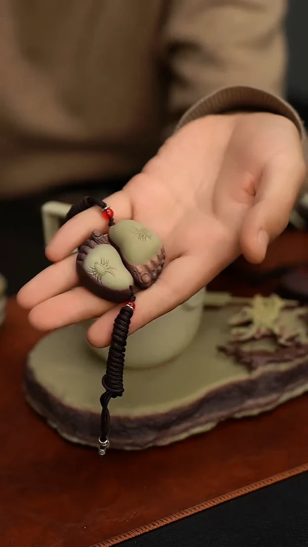 双十一福利紫袍一对小脚丫