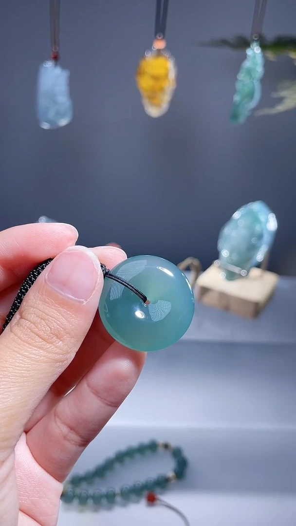 颈饰未镶嵌翡翠平安扣