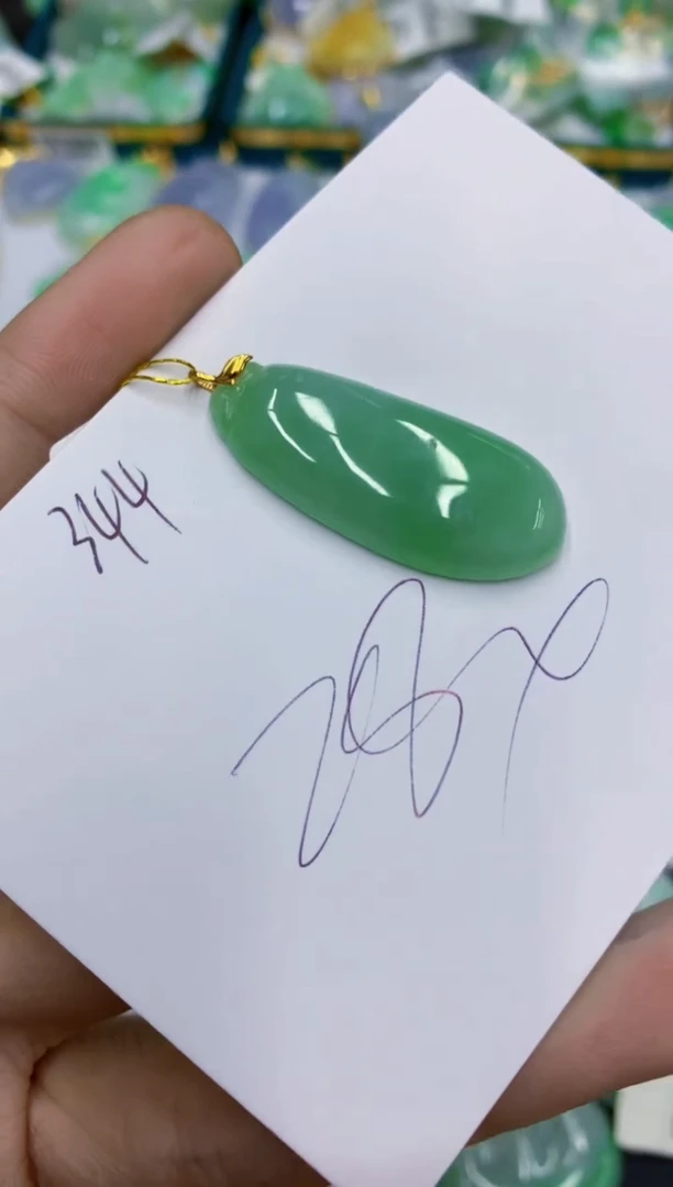 翡翠18K金镶嵌颈饰11111111111