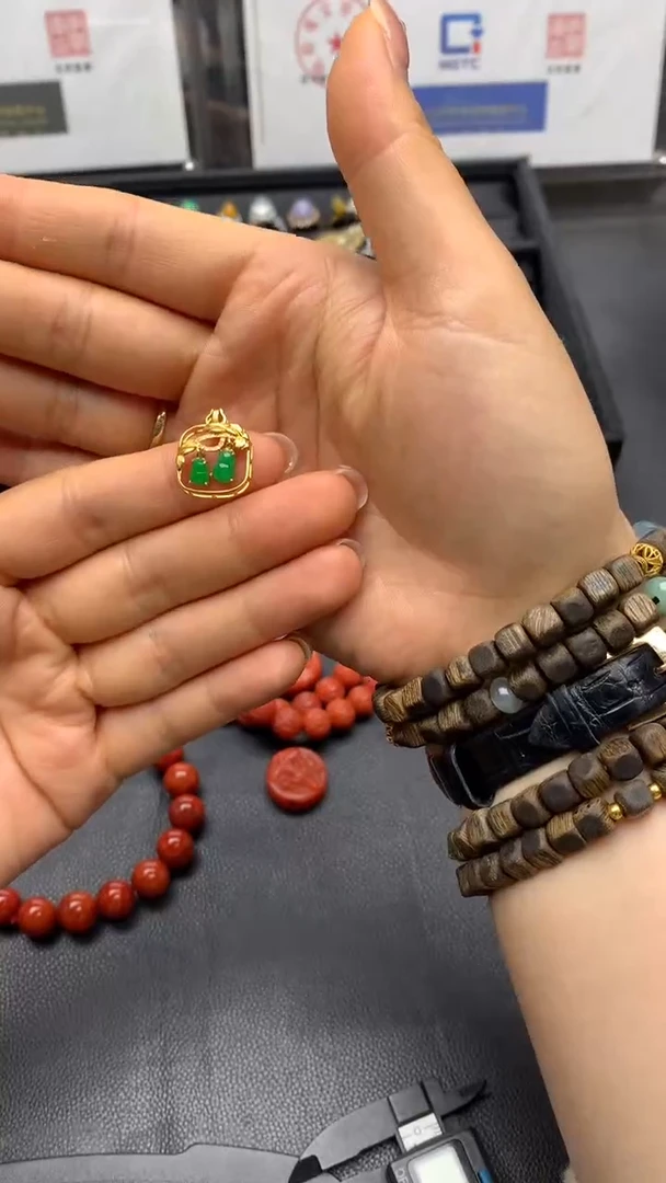 颈饰18K金镶嵌翡翠双葫芦吊坠