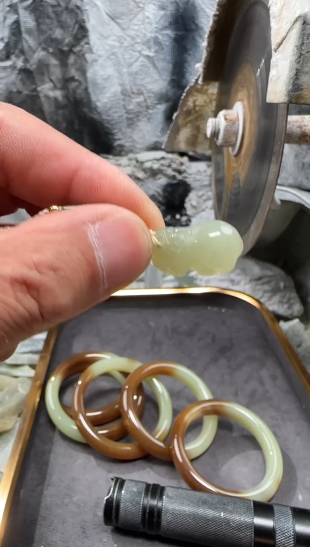 和田玉未镶嵌颈饰吊坠