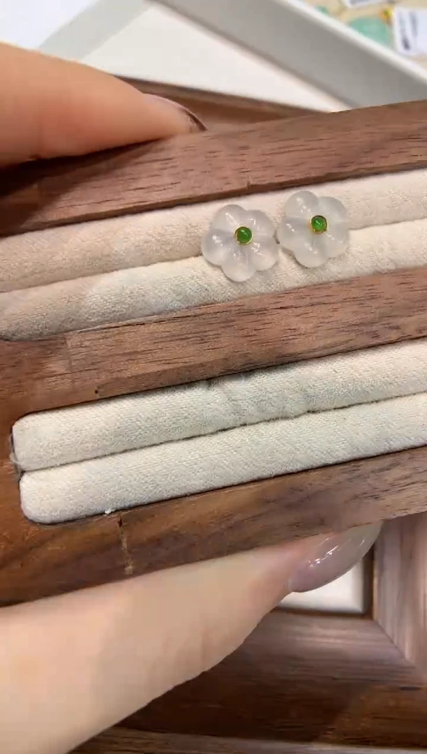 18K金镶嵌翡翠耳饰耳钉