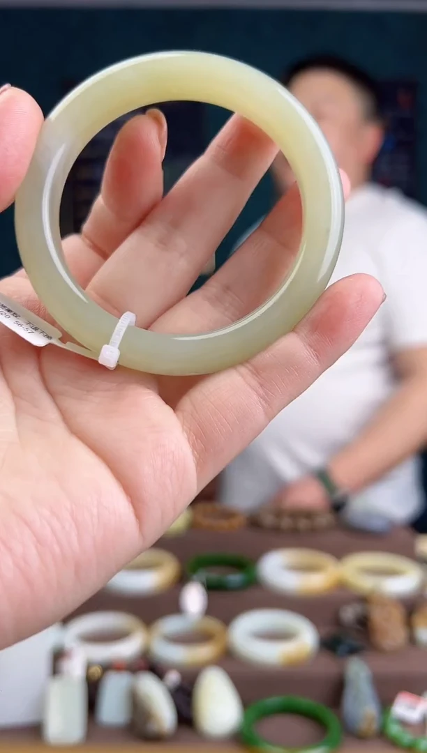 【闪购商品】和田玉手镯未镶嵌ZZ 拍一发一 多样性发货56-57