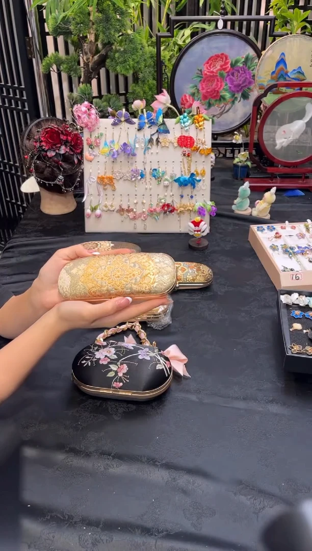 织绣?*云非遗手工苏绣饰品