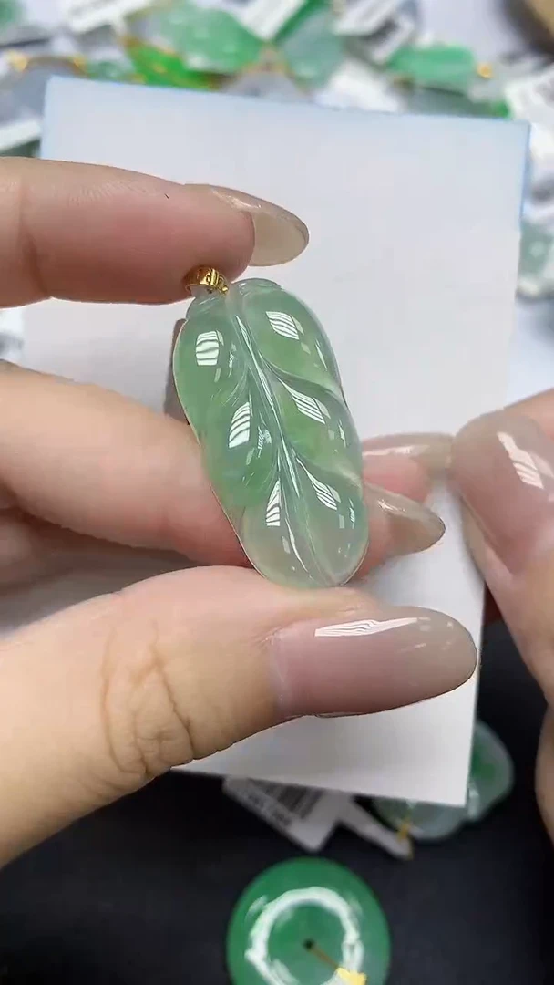 翡翠18K金镶嵌颈饰天然缅甸翡翠A货