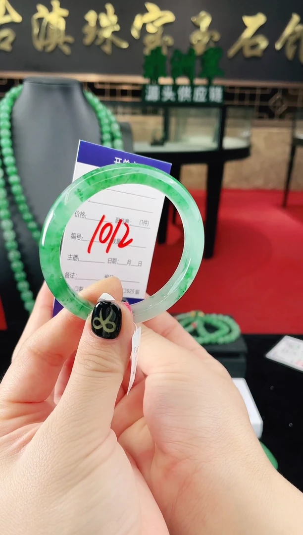 未镶嵌手镯石英质玉（非洲翠）微瑕介意勿拍