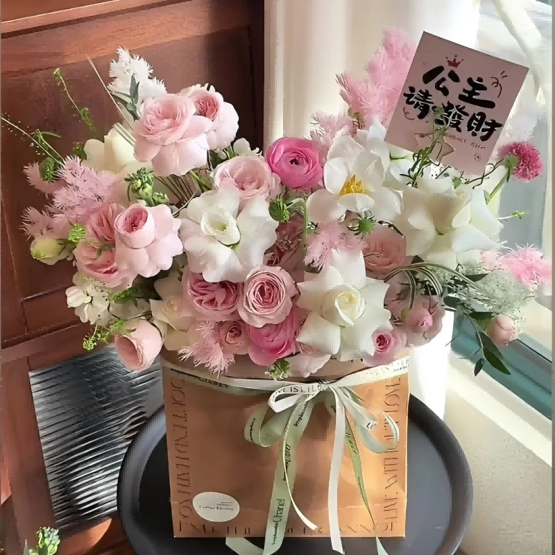 【38女神花束】21支粉玫瑰白玫瑰蓬莱松绿铃草混搭花束送女友爱人