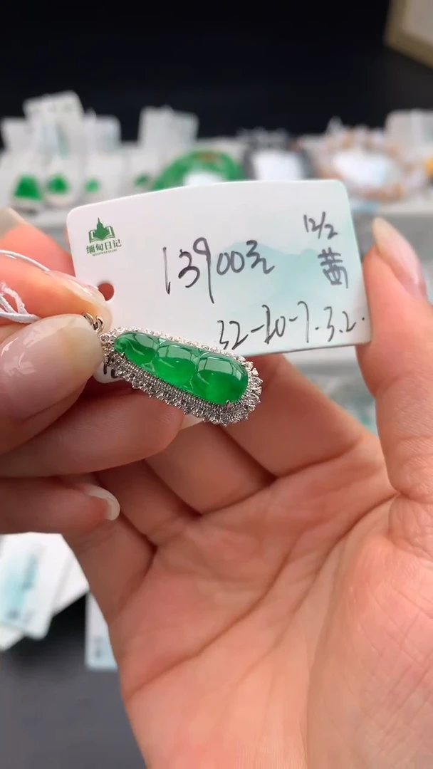 【闪购商品】翡翠颈饰未镶嵌 #情人节#送礼，下单联系客服核对地址~