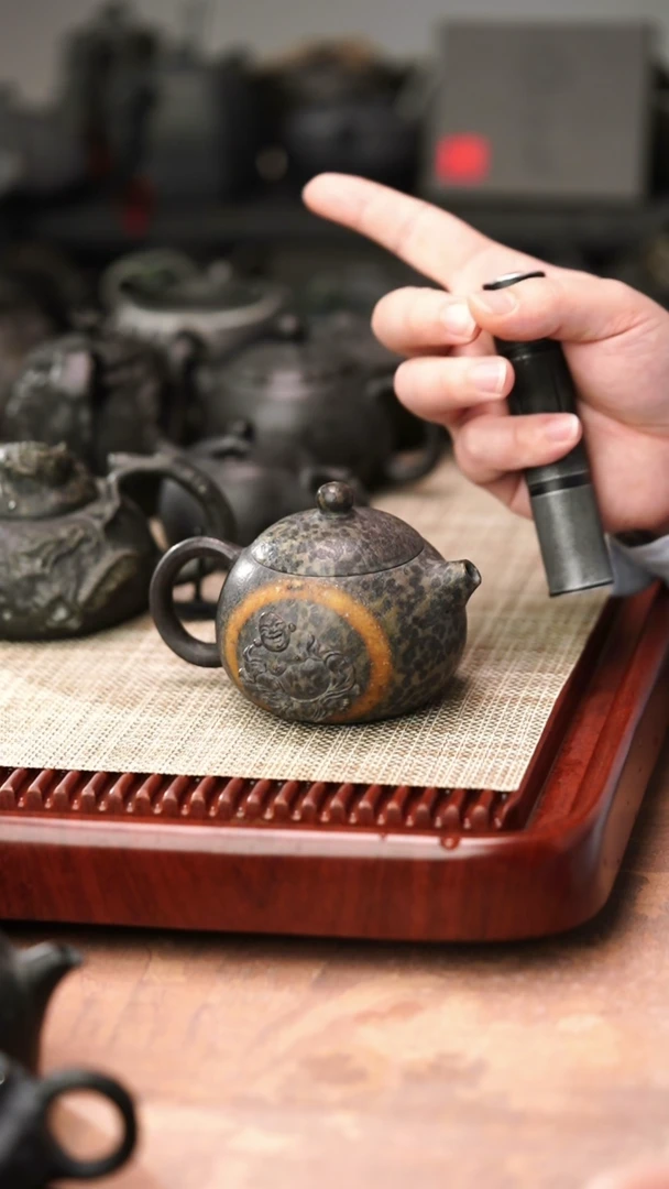 归玉堂冰碛岩重工雕刻俏色西施壶230cc