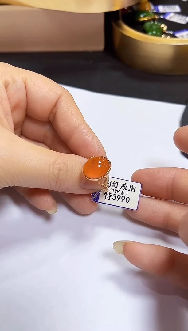 颈饰18K金镶嵌南红玛瑙戒指