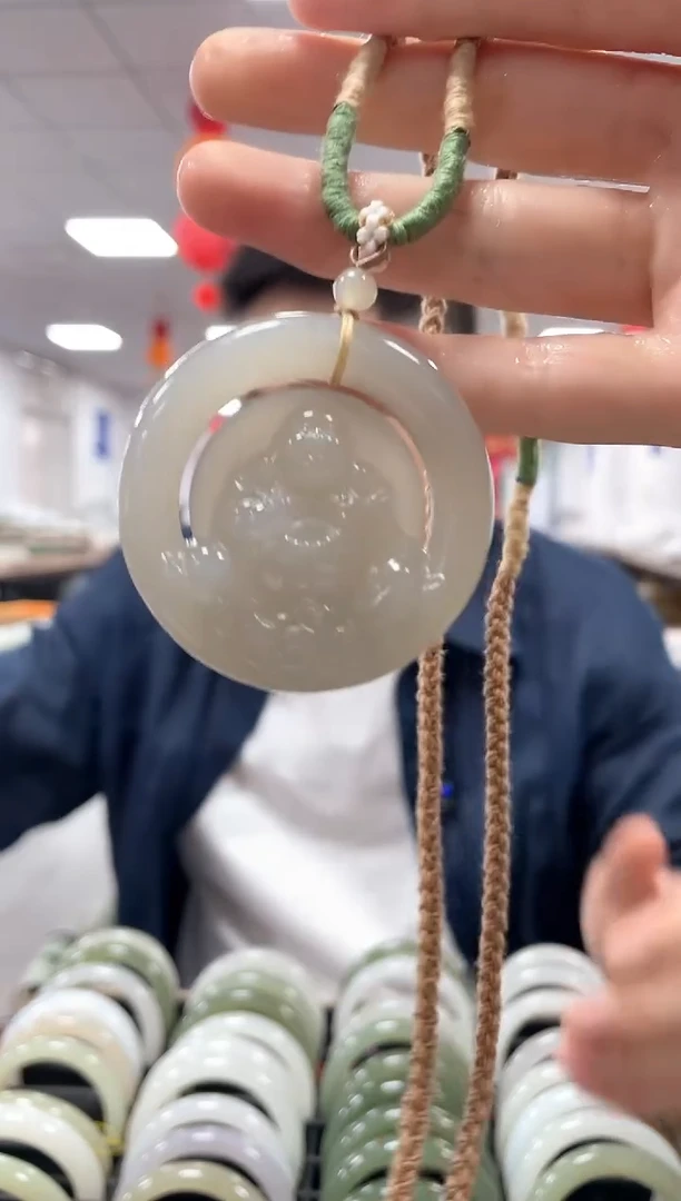 和田玉未镶嵌颈饰佛公挂件一件