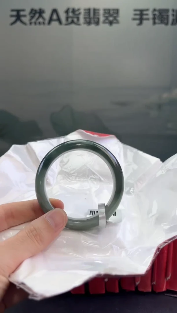 翡翠手镯未镶嵌翡翠手镯