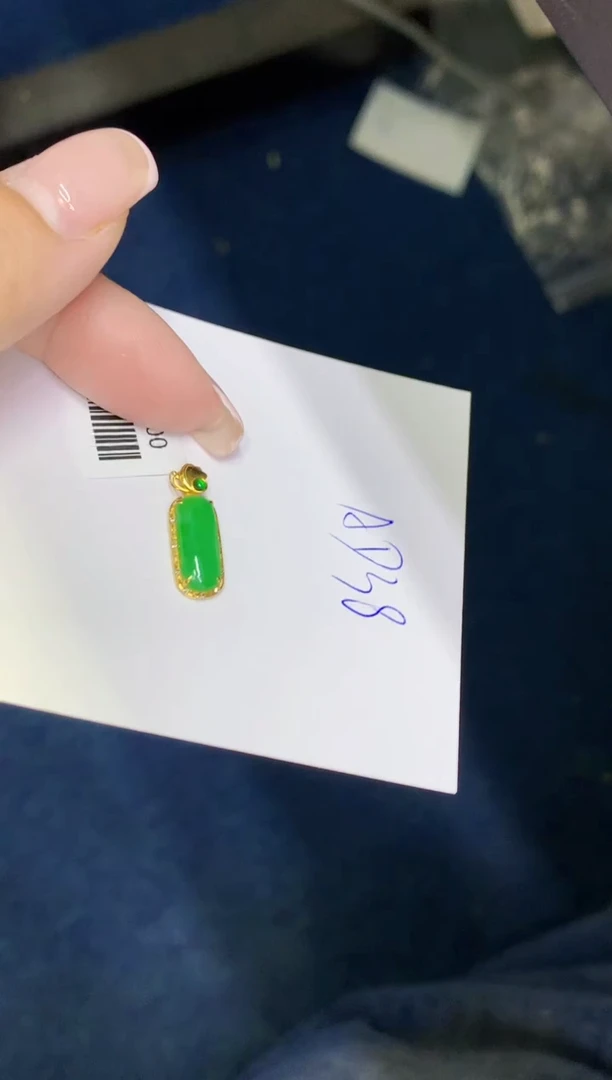 翡翠18K金镶嵌颈饰缅甸天然翡翠A货