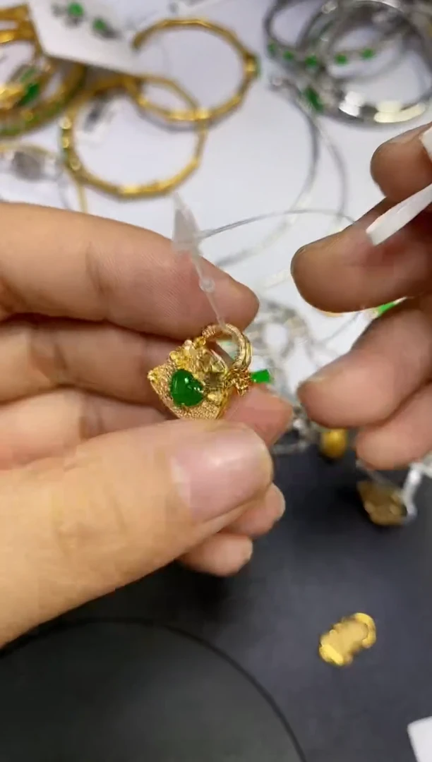 翡翠18K金镶嵌颈饰翡翠 18K金镶嵌 颈饰