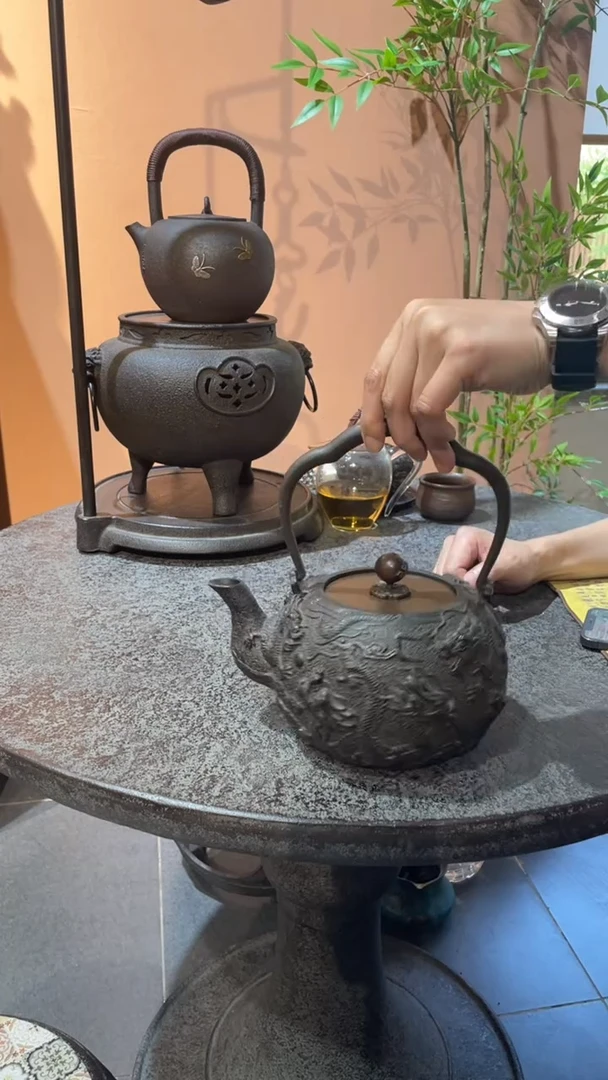 金属九龙戏珠铁壶一只1300CC