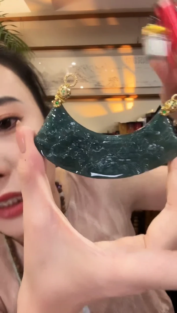 翡翠未镶嵌颈饰国风