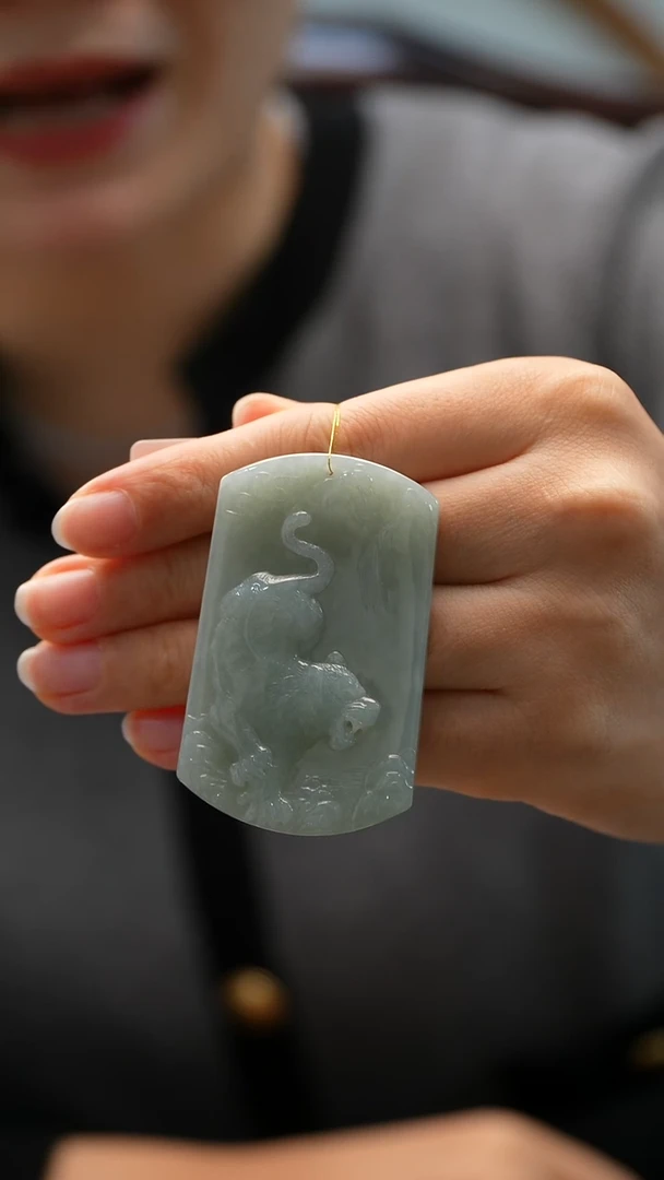 颈饰未镶嵌翡翠虎牌