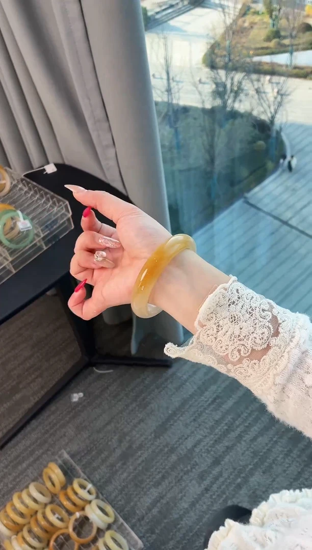 未镶嵌手镯石英质玉113.56