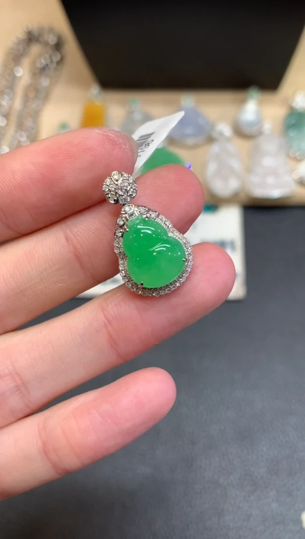 【闪购商品】翡翠颈饰18K金镶嵌葫芦【无服务费】